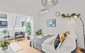 1 Min To Public Transport - 3 Min To Supermarket And Pharmacy - On-Site Parking For 19,90 Eur